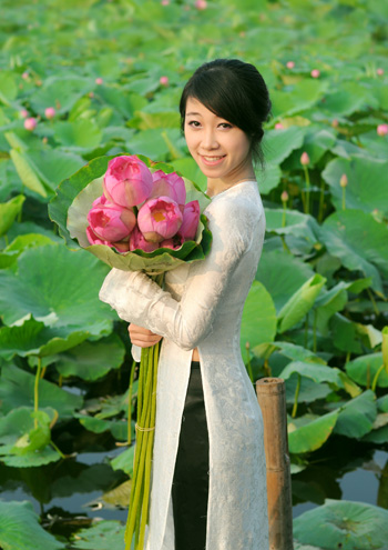 Được đánh giá là loài hoa đại diện cho cốt cách, tinh thần của người Việt Nam, hoa sen được nhiều người bầu làm quốc hoa.